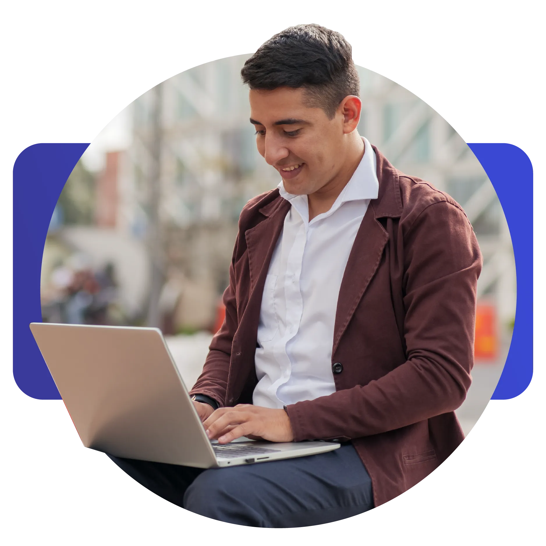 Persona enviando una remesa con RemesasIA desde su computadora